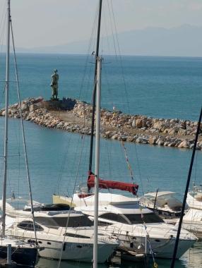 Uno scorcio del porto di San Vincenzo 