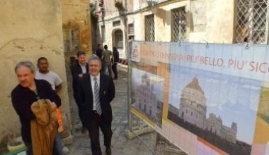 Linizio dei lavori dietro piazza Carrara Sotto, a destra uno dei varchi in ztl sui lungarni: entra in funzione stasera 