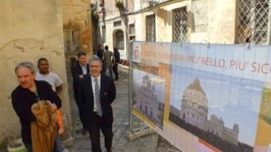L’inizio dei lavori dietro piazza Carrara Sotto, a destra uno dei varchi in ztl sui lungarni: entra in funzione stasera