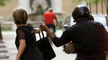 La ricostruzione fotografica di uno scippo in centro