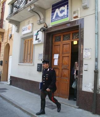 Un carabiniere esce dalla sede dell’Aci e (a sinistra) Gloria Di Dio, dipendente dell’Automobil club di via Buonarroti