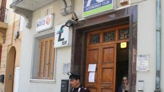 Un carabiniere esce dalla sede dell’Aci e (a sinistra) Gloria Di Dio, dipendente dell’Automobil club di via Buonarroti