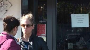 Due clienti davanti alla Baracchina Bianca chiusa