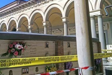 Linterno del cimitero monumentale della Misericordia dove sono passati i ladri e una volante della polizia 
