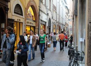Negozi aperti nei festivi, ma con gli eventi