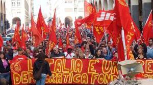 Sciopero e corteo della Cgil I lavoratori scrivono "Basta"
