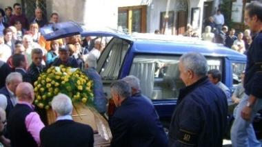 L'ultimo saluto all'operaio ucciso da un fulmine