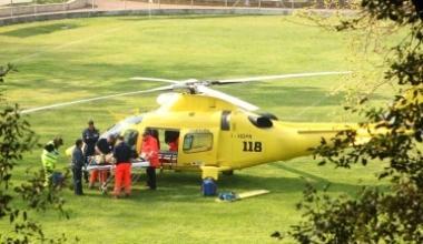 Cade mentre pota un pino: soccorso con l'elicottero