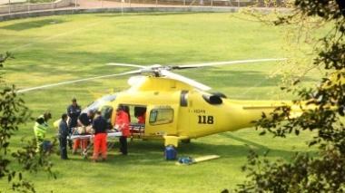 Cade mentre pota un pino: soccorso con l'elicottero