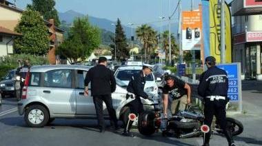 Ferito centauro nello scontro con una Panda