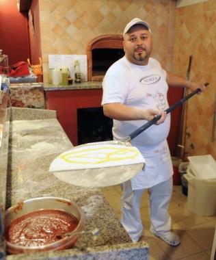 Jonathan Scalise si appresta ad infornare una delle sue Mezze lune 