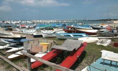 Come si presenta oggi la marina di Vada: molte barche sono parcheggiate sulla spiaggia 