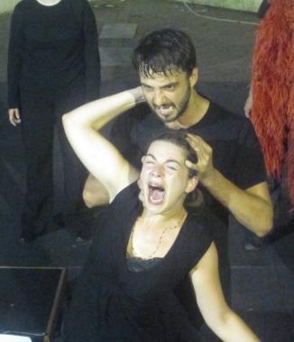Uno spettacolo al Pasquini e, a sinistra, Andrea Nanni 