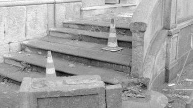 <b>VANDALI.</b> Sopra la colonnina abbattuta in Comune; a destra il cannocchiale che fu spaccato qualche mese fa