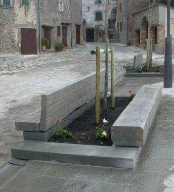 <b>PIAZZA BELLAVISTA</b> La terrazza ristrutturata con le panchine in legno e il pavimento di sasso peperino  