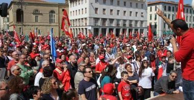 La folla dei manifestanti davanti al palco in piazza della Repubblica 