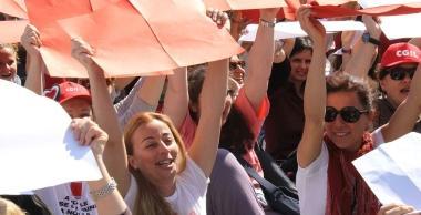 Su i cartelli per comporre la scritta &laquo;basta&raquo; 