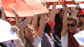 Su i cartelli per comporre la scritta «basta»