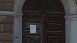 A destra il palazzo dove si trova l’abitazione sequestrata A sinistra il portone di ingresso