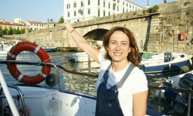 Vladimir Luxuria in visita a Livorno A destra su una barca lungo i fossi medicei     