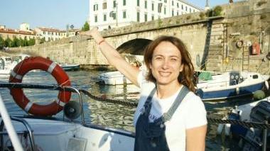 Vladimir Luxuria in visita a Livorno A destra su una barca lungo i fossi medicei