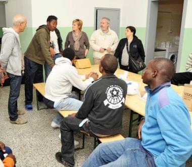 Lassessore Tempestini in visita ai profughi ospitati nella ex scuola di Franciana 