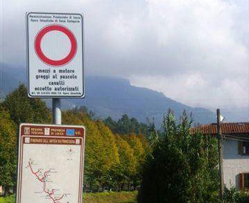 Uno dei cartelli che vieta il passaggio ai cavalli 