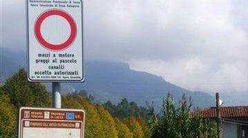 Uno dei cartelli che vieta il passaggio ai cavalli