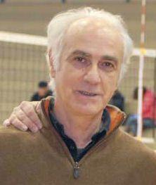 Il gruppo si carica prima di iniziare una partita, sopra Shana Floris in ricezione e il presidente Evio Vallini 