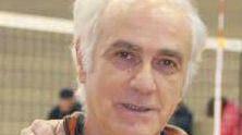 Il gruppo si carica prima di iniziare una partita, sopra Shana Floris in ricezione e il presidente Evio Vallini
