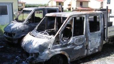 Gli autocarri devastati dalle fiamme