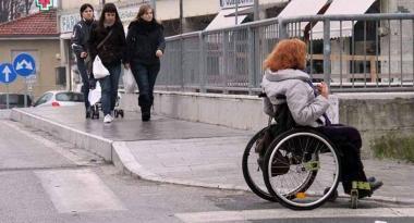 In alto lincontro di ieri alla Badia Sopra, disabile su un marciapiede 