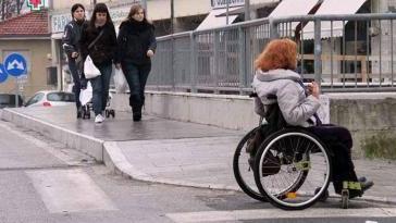 In alto l’incontro di ieri alla Badia Sopra, disabile su un marciapiede