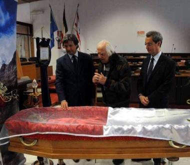 Emmanuel, a destra della foto, il giorno dei funerali di Nardo Dunchi 