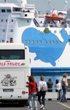 Turisti in attesa di imbarco in porto a Piombino