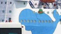 Turisti in attesa di imbarco in porto a Piombino