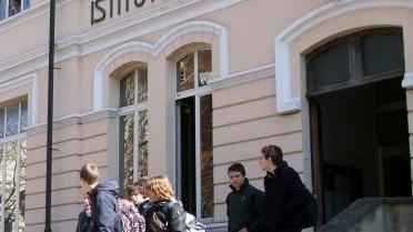 Studenti all’uscita di una scuola (foto d’archivio)