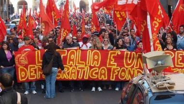 Sono le 9.30 e il corteo sindacale muove i primi passi da piazza Grande 
