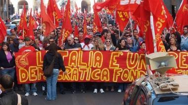 Sono le 9.30 e il corteo sindacale muove i primi passi da piazza Grande