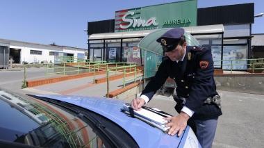 <b>LADRI SCATENATI.</b> Il sopralluogo della polizia al supermercato Sma in via Aurelia Nord