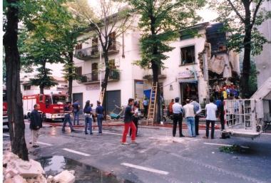 Sopra alcune immagini della palazzina di via Firenze 123 rimasta distrutta da un’esplosione nel 1998: al centro Raffael Persechino, il giovane che fece saltare la sua latteria per riscuotere l’assicurazione
