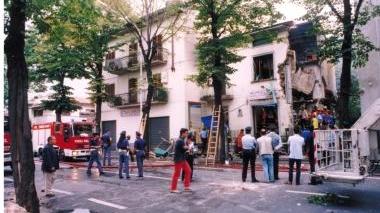 Sopra alcune immagini della palazzina di via Firenze 123 rimasta distrutta da un’esplosione nel 1998: al centro Raffael Persechino, il giovane che fece saltare la sua latteria per riscuotere l’assicurazione