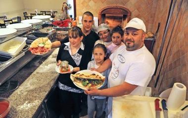 Lo staff di Ciccio Pasticcio al gran completo A destra linterno del locale 