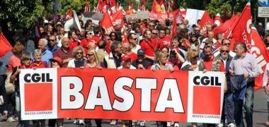 La scritta &laquo;Basta&raquo; che apriva il corteo organizzato dalla Cgil in occasione dello sciopero generale provinciale          