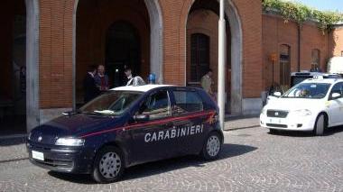 Una pattuglia dei carabinieri davanti alla stazione