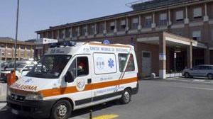 Pisa. Si fa servire una bevanda flambé, in coma per le ustioni
