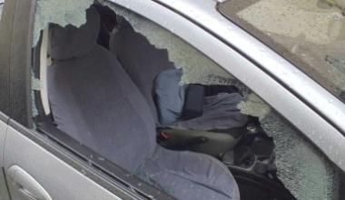 Le portano via dall'auto la borsa con 4.500 euro