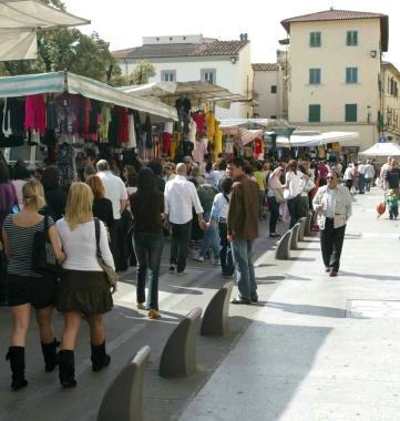 Bancarelle in piazza della Vittoria 