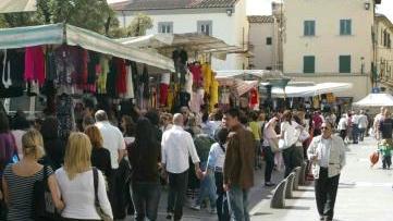 Bancarelle in piazza della Vittoria