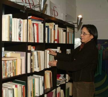 Francesca Fazzi nella libreria della casa editrice 